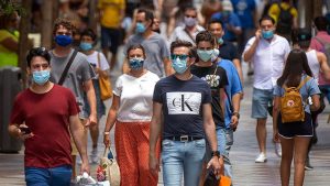 Personas con mascarillas en el centro de Madrid-Andrea Comas (El País)