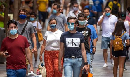 Personas con mascarillas en el centro de Madrid-Andrea Comas (El País)