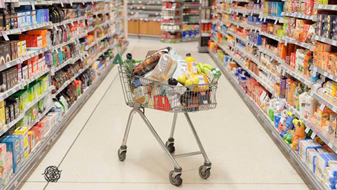 Más marcas blancas y menos salidas. Así ahorran las familias malagueñas ante la subida de precios