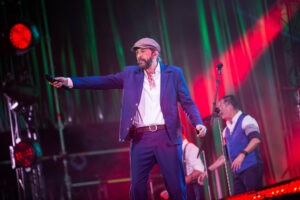 Crónica del concierto de Juan Luis Guerra en el Selvatic Fest de Málaga. El cantante interpretó Bachata Rosa y Bilirrubina, entre otras