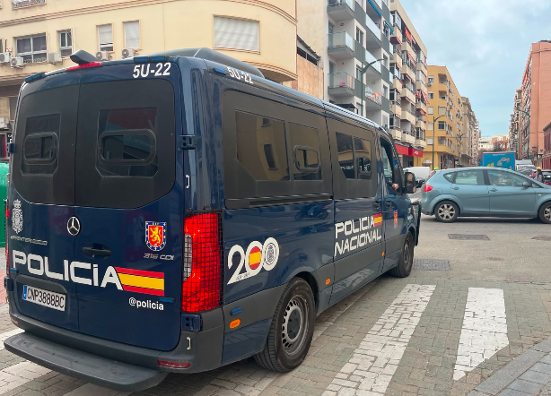 Revuelo en el malagueño barrio de La Trinidad durante una macrooperación policial con 250 agentes y helicópteros: «Eso es que van buscando a alguien»