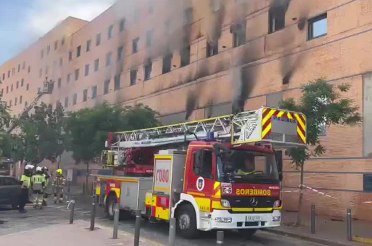 El incendio del hotel Ibis de Málaga obliga a desalojar el edificio y mantiene cortado el entorno del Guadalmedina